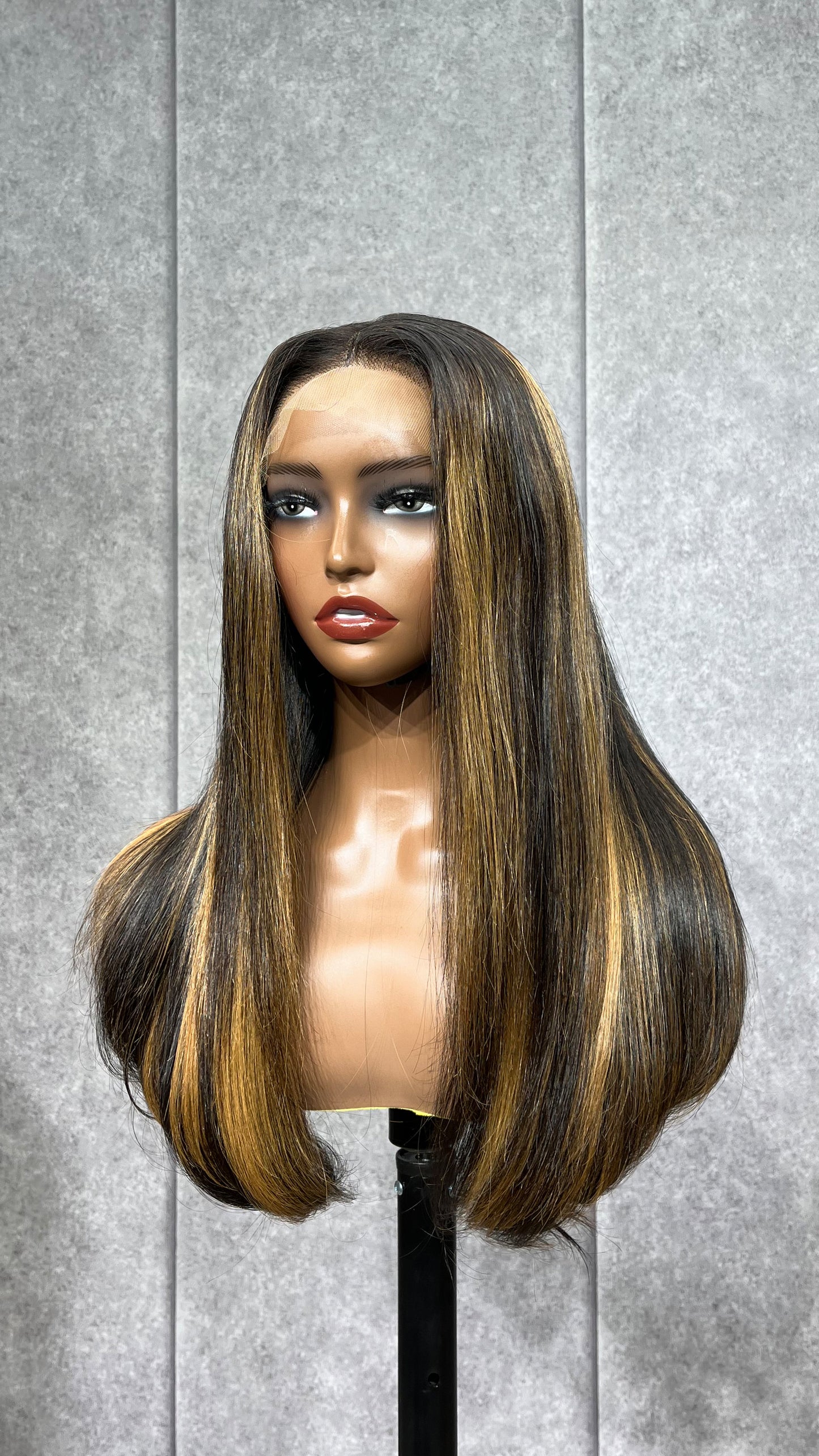 4x4 300 gr Hd Lace Brown Wig with Blonde Highlights Straight