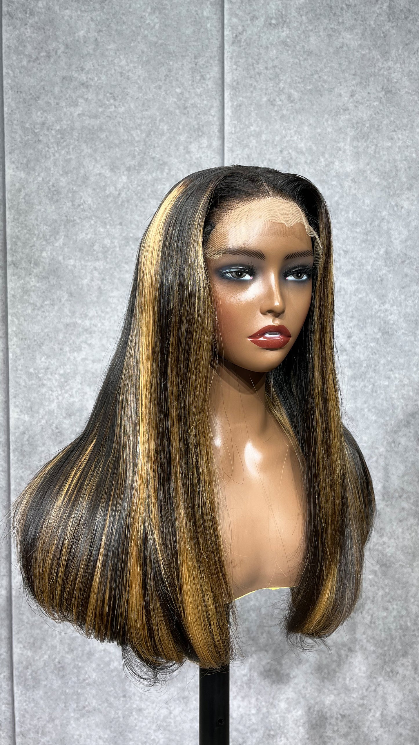 4x4 300 gr Hd Lace Brown Wig with Blonde Highlights Straight