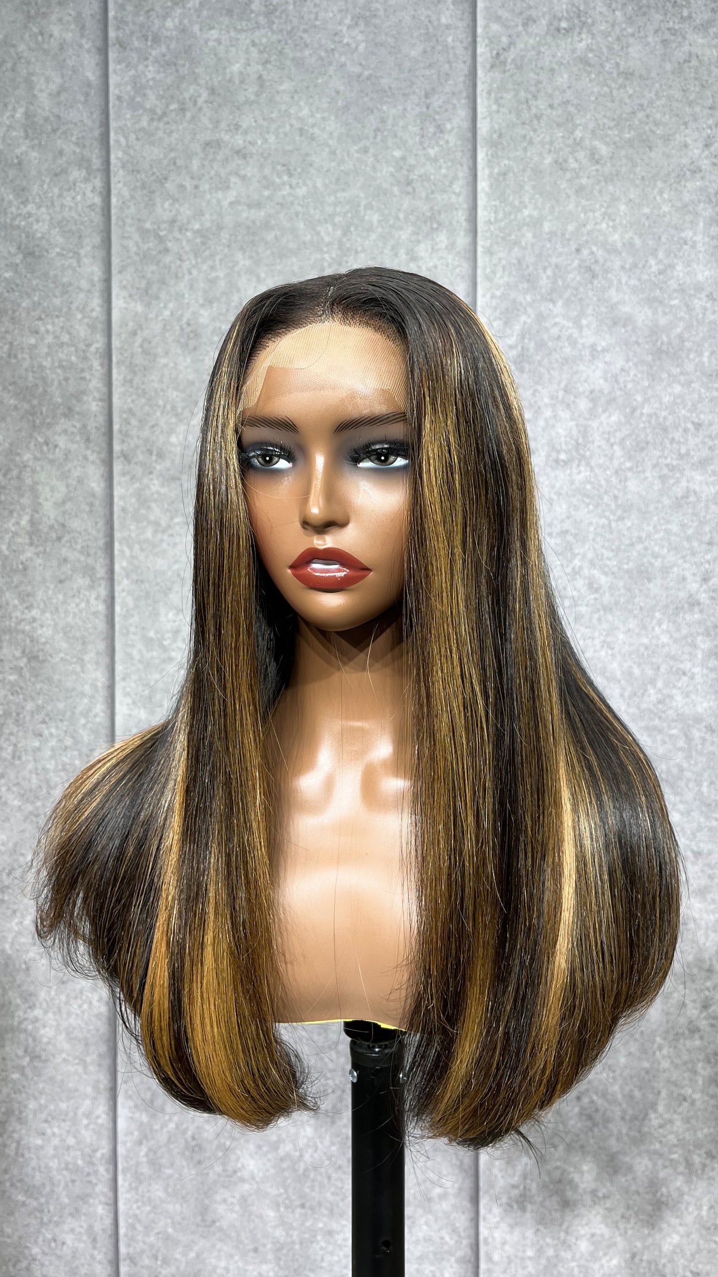 4x4 300 gr Hd Lace Brown Wig with Blonde Highlights Straight