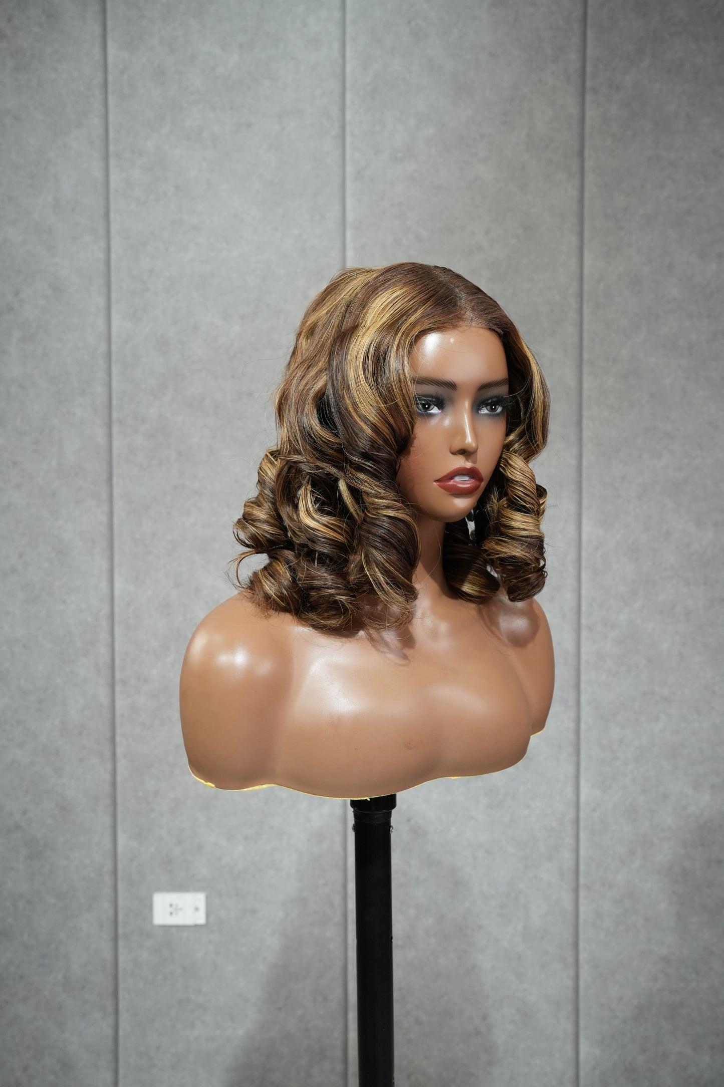 16'' Brown Highlight Bouncy Wig 180gr 2x4 Closure